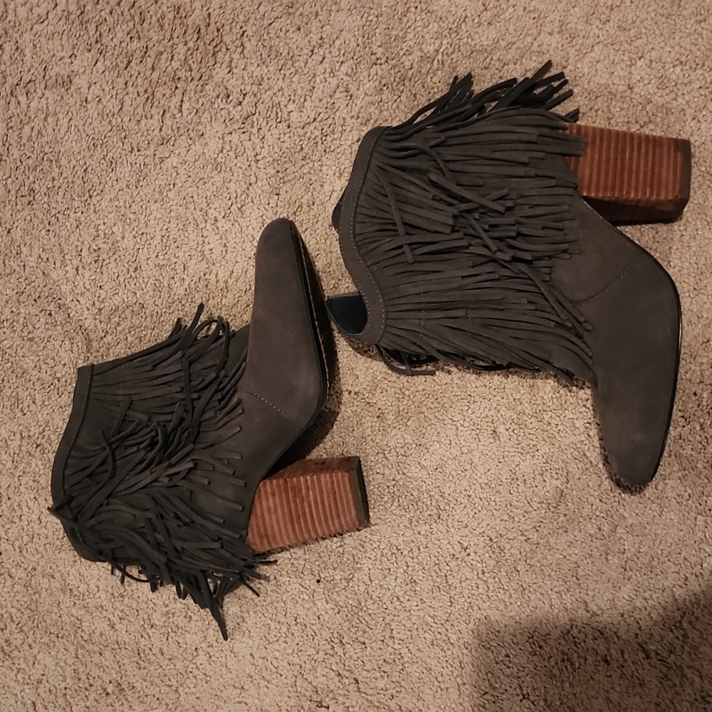 *BNWT* fab fringe booties grey suede!! FALL YALL!!